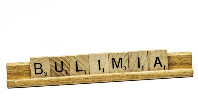 "Saia do trabalho, ia para casa e tinha duas rotinas. A primeira era passar a tarde comendo e vomitando, comendo e vomitando", diz Ana