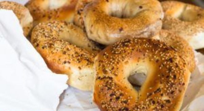 Bagel com gergelim e sementes de papoula