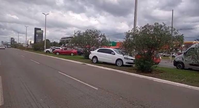 Carros tentando desviar da manifestação em Brasília 