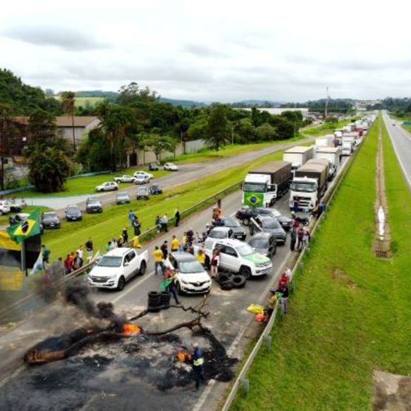 BR-277 tem fila de 4 Km no sentido Litoral e 8 Km para Curitiba - RIC Mais