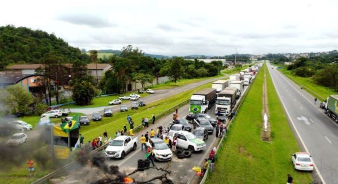 Um grupo de caminhoneiros fecha trecho da rodovia Dom Pedro, em Atibaia