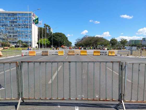 Bloqueio montado por policiais em manifestação