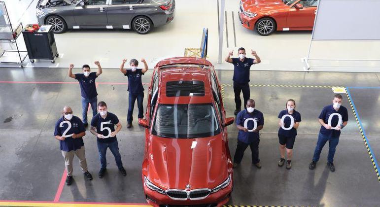 A BMW celebra a marca de 25 mil unidades do Série 3 fabricadas na planta de Araquari/SC