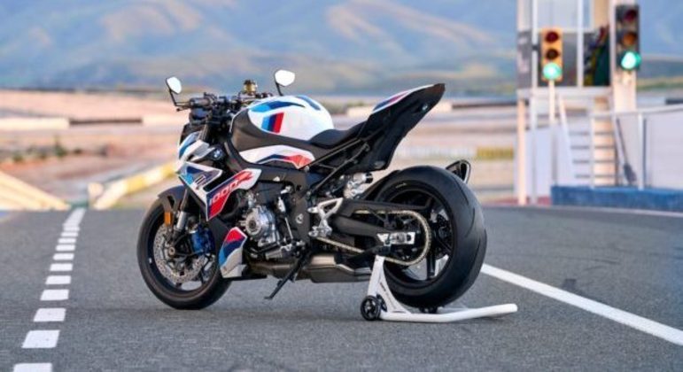 Baseada no modelo S 1000 R, a BMW M 1000 R tem carenagem esportiva com winglets