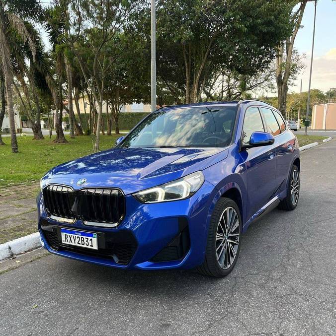 Motor 2.0 twinpower turbo com injeção direta não tem o brilho da tração traseira como no Série 3