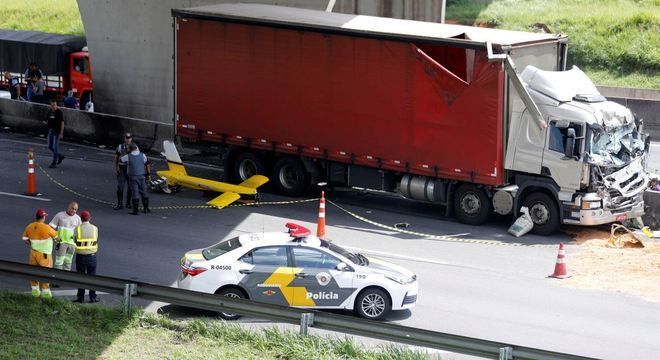 HelicÃ³ptero caiu sobre um caminhÃ£o na rodovia Anhanguera
