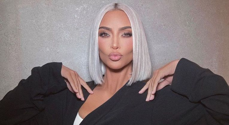 A socialite e influenciadora Kim Kardashian, que está loira platinada, também ousou ao aparecer como cabelo reto e bem curtinho