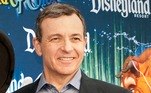 Bob IgerConvocado em novembro para retornar ao comando da Disney, Bob Iger tem dois anos para salvar o próprio legado e recuperar as perdas provocadas pelas plataformas de streaming, com as quais o gigante americano do entretenimento entrou em uma disputa. O antecessor dele, Bob Chapek, recebeu a ira do governador da Flórida, Ron DeSantis, ao criticar a lei 'Don't say gay'. O texto proíbe a abordagem no ensino básico de temas relacionados com a orientação sexual e identidade de gênero. Em represália, DeSantis acabou com o status particular que beneficiava o parque de diversões Disney World na Flórida desde a década de 1960