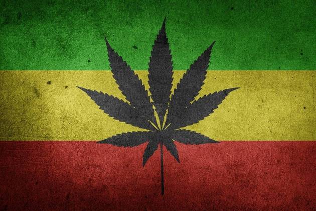 Bob Marley chegou a ser preso por porte ilegal da droga na Jamaica, já que a cannabis só foi liberada em 2018 no país e, mesmo assim, para uso medicinal. Marley morreu em 1981.  
