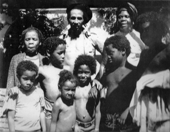 Bob Marley - O cantor jamaicano morreu aos 36 anos (1981).Popularizou o reggae no planeta. Teve 11 filhos e adotou 2 enteadas, com 9 mulheres. Sua primeira filha, Imani, virou senadora na Jamaica. 