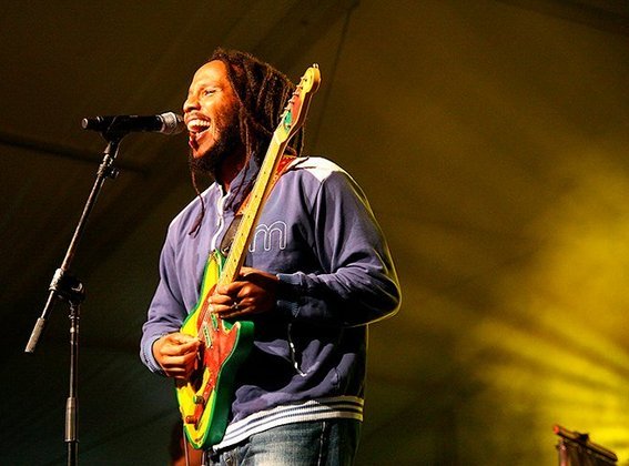 Bob Marley teve 11 filhos biológicos e adotou duas enteadas.  Após a morte de Bob, Ziggy Marley (foto) foi apontado como sucessor natural do pai, embora outros irmãos também seguissem carreira artística.  Bob o ensinou cedo a tocar guitarra e bateria. 