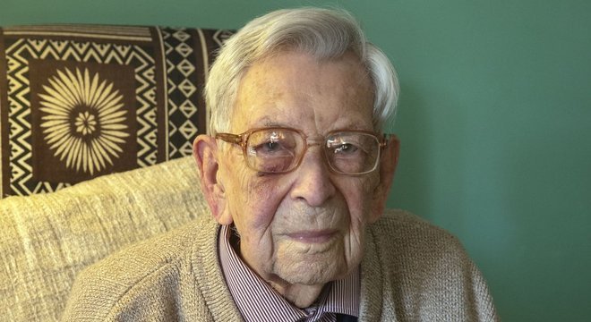 Bem humorado, Bob Weighton diz que o segredo da vida longa é 'evitar morrer'