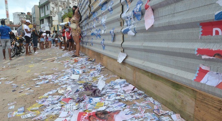 Período eleitoral costuma ser marcado pelo lixo das campanhas com panfletos e cartazes