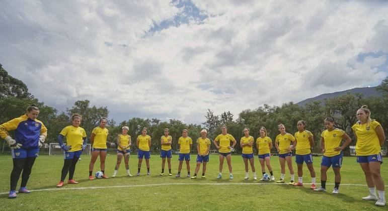 Jogadoras do Boca Juniors se posicionam no centro do gramado visando o Palmeiras