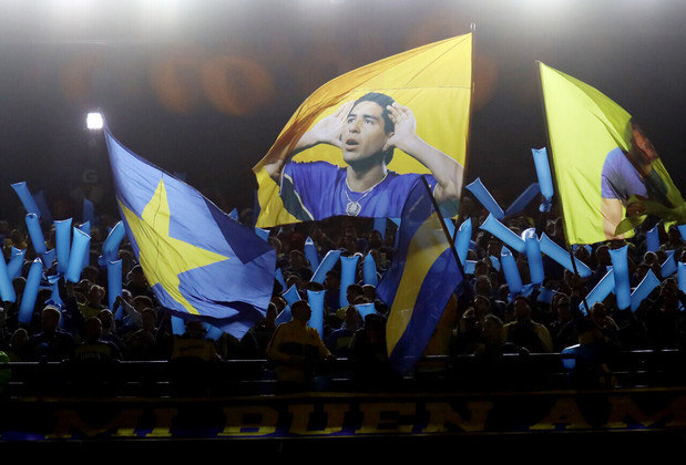 Riquelme, atual vice-presidente do Boca e ídolo do clube, foi homenageado nas arquibancadas do estádio. Pela equipe xeneize, o meio-campista argentino foi tricampeão da Libertadores
