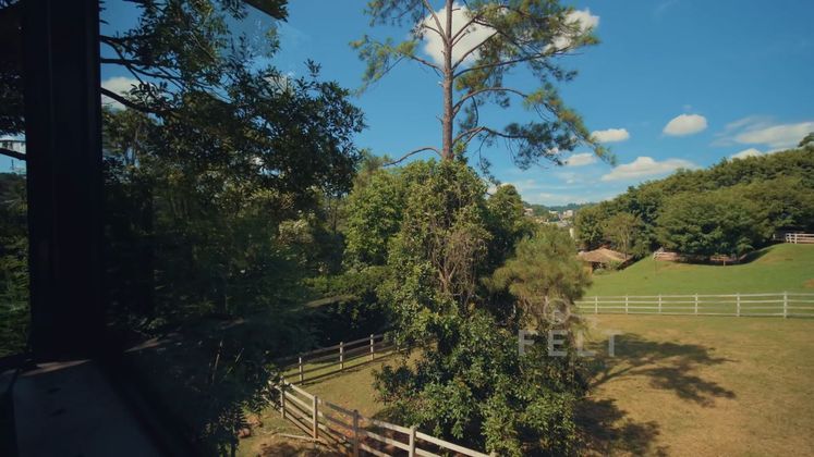 A mansão é inteiramente cercada pela natureza