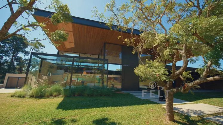 A casa foi divulgada pelo corretor Lucas Felt. Assista ao vídeo completo da mansão aqui