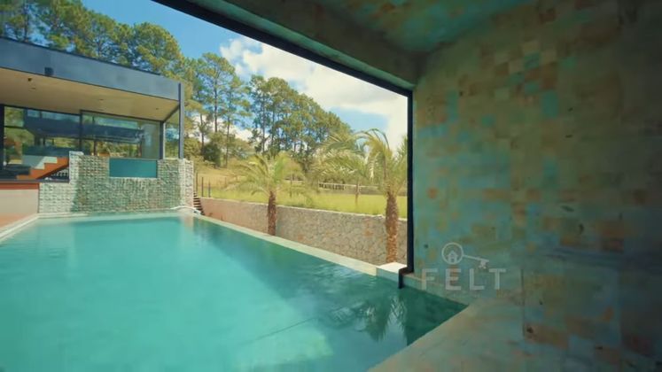 A sauna úmida tem acesso direto pela piscina