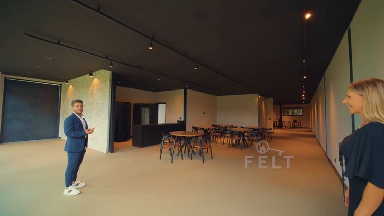 O salão de festas, de 360 metros quadrados, tem entrada independente
