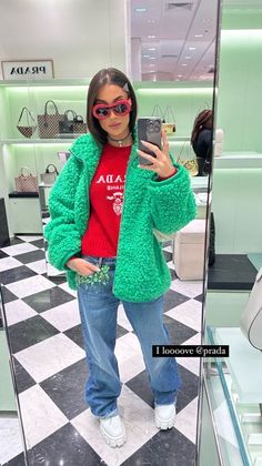Durante um passeio por Paris, inclusive, ela visitou a loja da Prada e se disse apaixonada pela marca. Na ocasião, ela estava usando calça jeans, malha vermelha, casaco verde e óculos escuros 