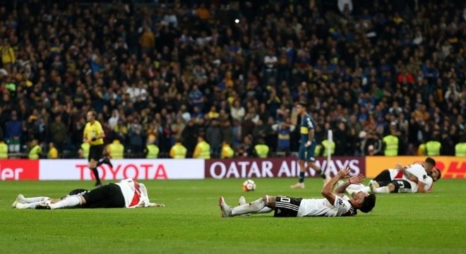 Atletas do River desabam de cansaço e emoção após final contra o Boca, em Madri