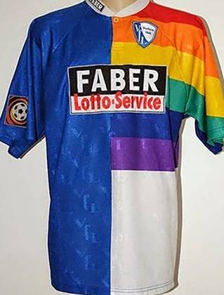 Bochum - Alemanha - O tradicional clube germânico foi além do imaginável e adotou um modelo meio azul, meio arco-íris na temporada 1997/1998 por causa de seu principal patrocinador. 