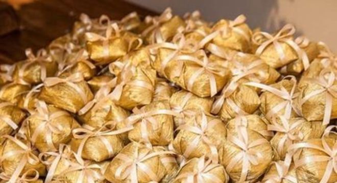 bodas de ouro - mesa de doces com lembrancinhas 