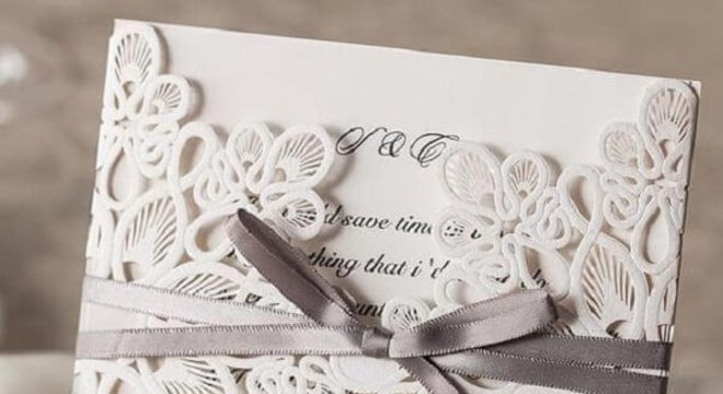 Bodas de prata convite com acabamento de toalha de bandeja para docinhos e fita na cor prata