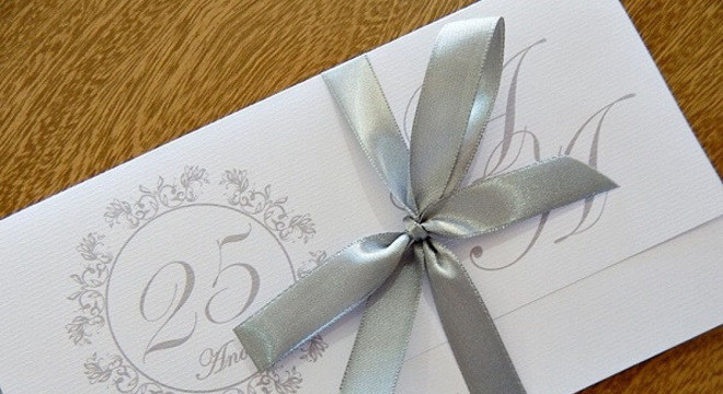 Bodas de prata convite com lacinho prateado