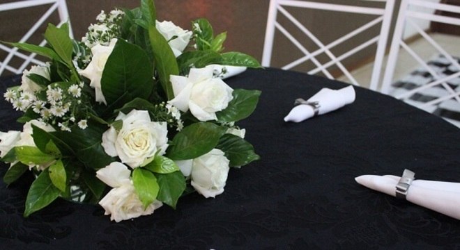 Bodas de prata mesa com guardanapos e arranjo de flores