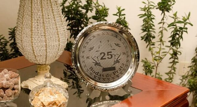 Bodas de prata placa comemorativa na mesinha