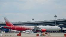 Boeing 777 tem problemas no motor durante voo em Moscou 