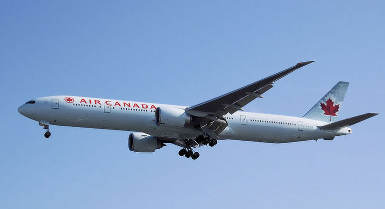Boeing 777 da Air Canada faz desvio para evitar colisão na pista
