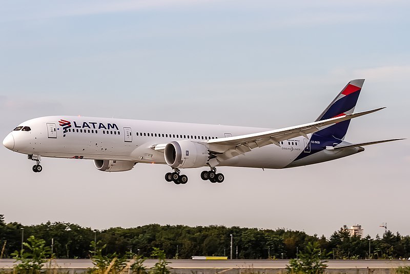 Boeing 787 Dreamliner da Latam: companhia tem voos cancelados devido ao aumento de casos de Covid-19

