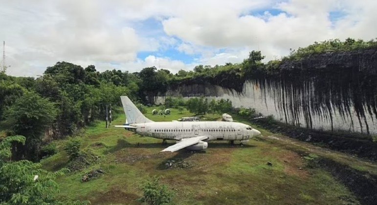 Boeing 737 estacionado em pedreira de calcário, na ilha indonésia de Bali