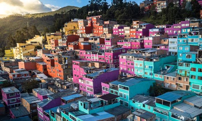 Bogotá é uma cidade em franco desenvolvimento; foi uma das primeiras do mundo a acrescentar ciclovias temporárias durante a pandemia e a população aprovou as mudanças de forma permanente.
