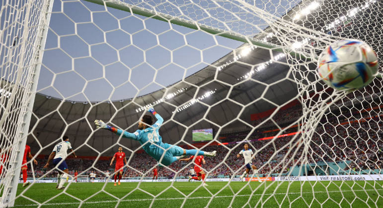 Bola chutada por Sterling estufa a rede no terceiro gol da Inglaterra contra o Irã