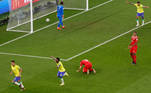 A bola estufou a rede e morreu dentro da meta da Suíça. Casemiro correu para a lateral do campo para comemorar o gol da seleção brasileira