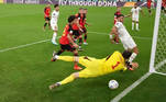 Bola passa por Courtois e entra no gol da Bélgica, abrindo o placar para Marrocos