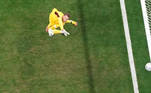 Bola de Olmo explode na trave após defesa de Neuer na partida entre Espanha e Alemanha