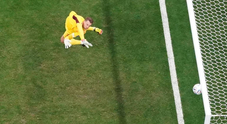 Bola de Olmo explode na trave após defesa de Neuer na partida entre Espanha e Alemanha