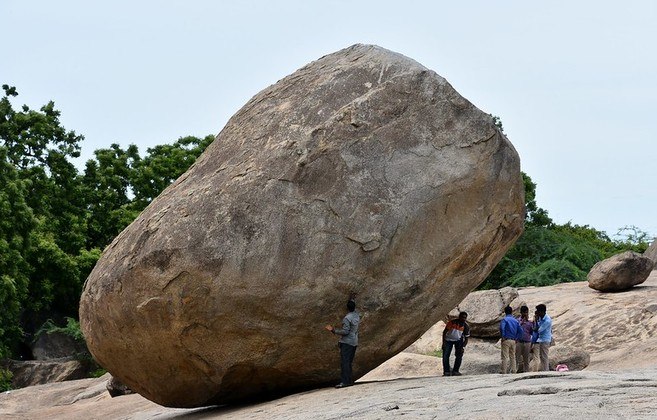 Pedra esmaga duas pessoas em estrada na Índia 