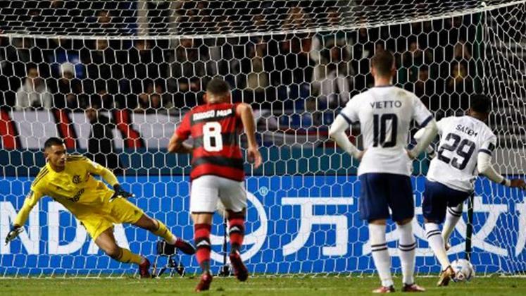 Bola para um lado e goleiro para o outro: o Al Hilal surpreendeu o Flamengo e saiu na frente no duelo. 