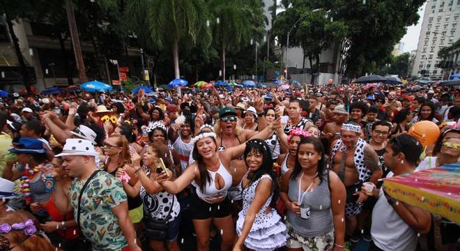 Blocos levam milhões de foliões às ruas do país no 1º dia de Carnaval -  Entretenimento - R7 Carnaval 2019