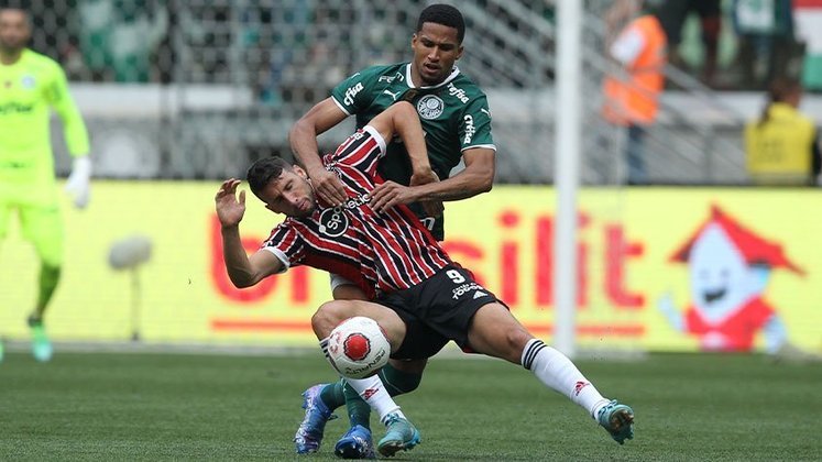 Bola rolando entre Palmeiras e São Paulo.