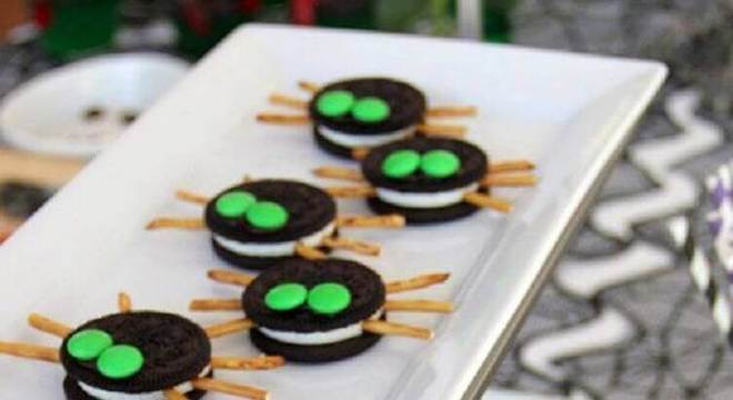 bolacha decorada em formato de aranha para dia das bruxas