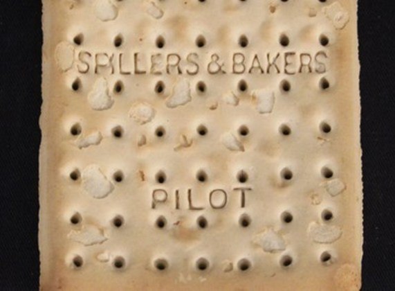 O biscoito da marca Spillers & Bakers Pilot esteve à bordo do Titanic e foi guardado por James Fenwick, passageiro de um dos navios que ajudou a resgatar sobreviventes do naufrágio em 1912. O item foi retirado por ele de um kit de sobrevivência que estava em um dos botes salva-vidas e foi guardado dentro de um envelope. No papel, Fenwick escreveu 'Biscoito Pilot de barco salva-vidas do Titanic, abril de 1912'. O cracker e o envelope foram arrematados por 15 mil libras esterlinas, o equivalente a R$ 91.800, segundo informações da Henry Aldridge & Son Ltd