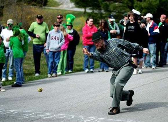 Boliche na Estrada - Parece um golfe. Os participantes jogam a bola em uma estrada rural e a pessoa que cruzar todo o comprimento da estrada primeiro vence a competição.