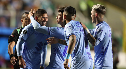 Diego Bejarano e companheiros celebram gol da equipe boliviana
