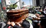 Polícia boliviana reprime passeata com caixões de mortos em operação